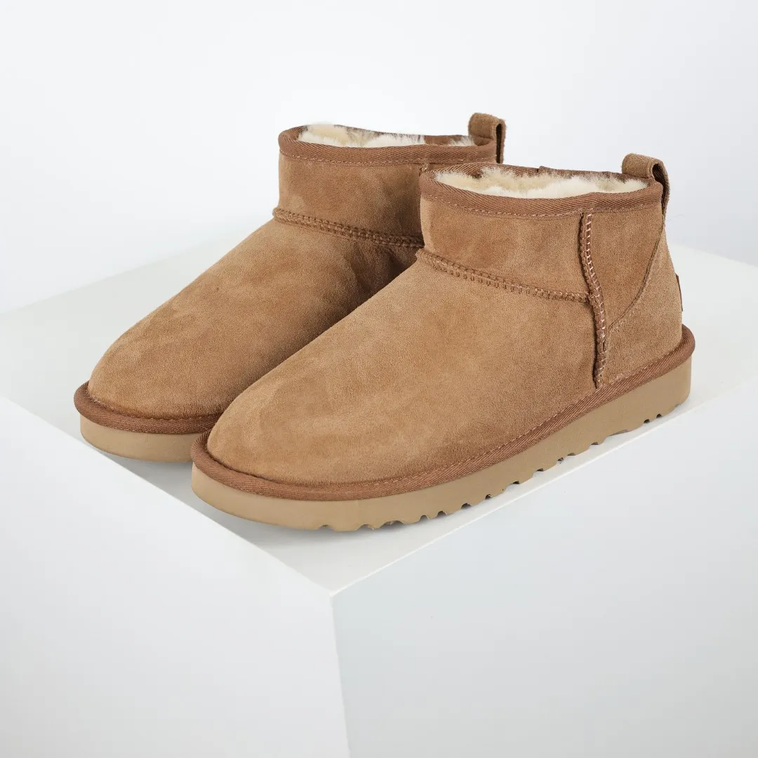 Pick up locally 💰520 Core recommendation Good price It is a very suitable choice for keeping warm in winter and at home. In the new year, uug launched a series of styles, which are partial to the preferences of young consumers and have also moved to the forefront of fashion trends. Shoe body material Water-repellent coated suede upper 17mm UGGPURE™ implantable wool insole Lightweight non-slip comfortable rubber outsole With brand LOGO trademark Comes with a full set of packaging Size: 35 36 37 38 39 40 41 42 43 44